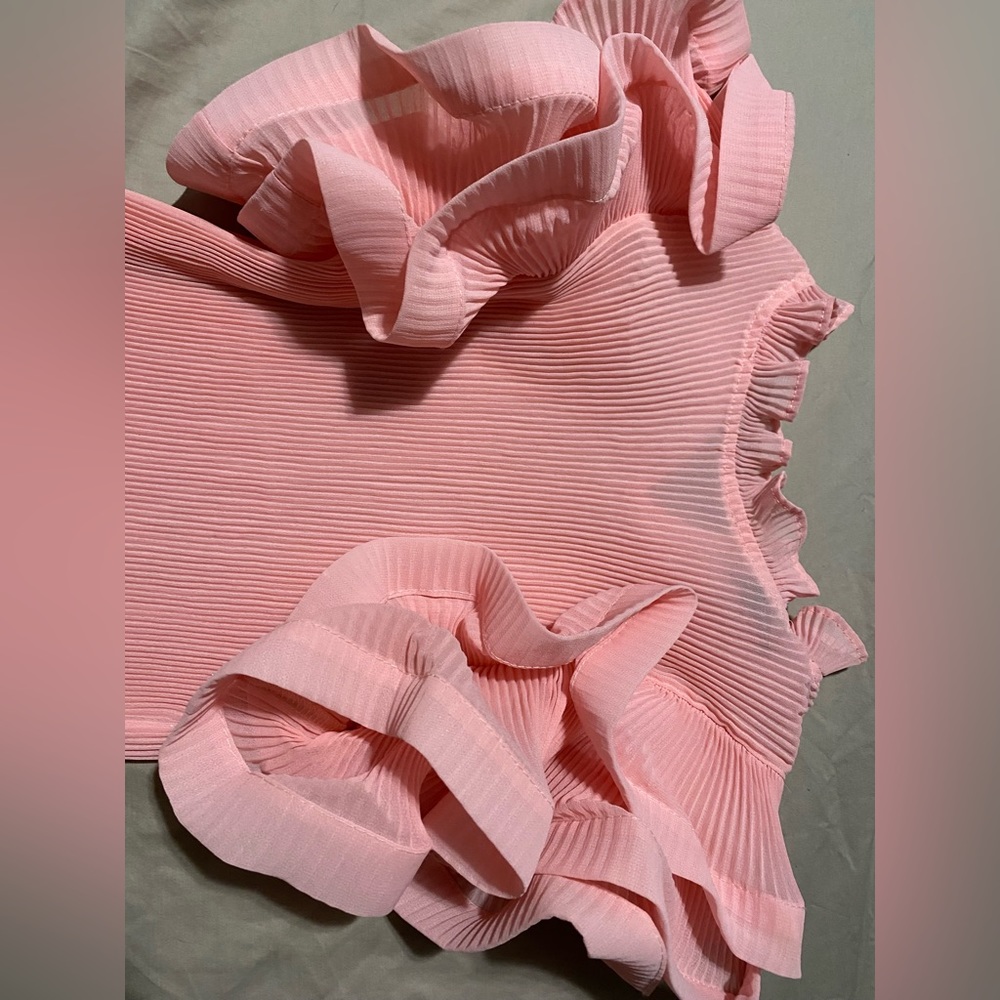 Adorable pink frill sleeve bodysuit. Barbie vibes!